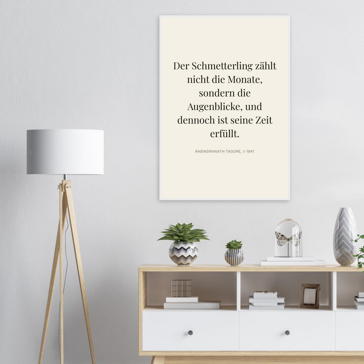 Tagores Augenblicke in Dunkelschrift – Typografie auf Leinwand (Klassisches Poster mit Holzrahmen) [Editorial-Beige]