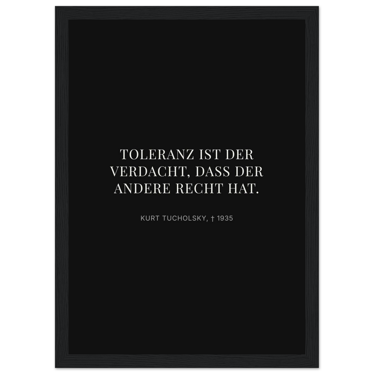 Kurt Tucholskys Dunkle Worte in Schweizer Weiss (Klassisches Poster mit Holzrahmen) [Display-Dunkel]