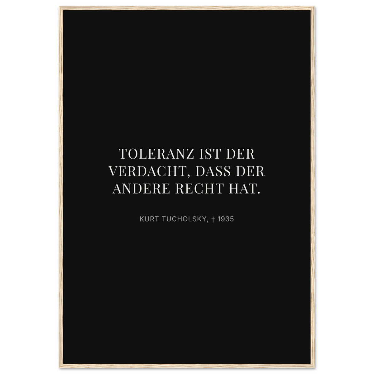Kurt Tucholskys Dunkle Worte in Schweizer Weiss (Klassisches Poster mit Holzrahmen) [Display-Dunkel]